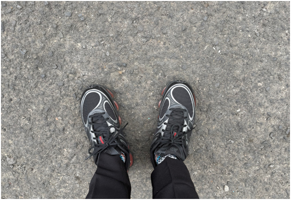 Πώς να Εντάξεις τα Διαχρονικά Sneakers στο Καθημερινό σου Στιλ